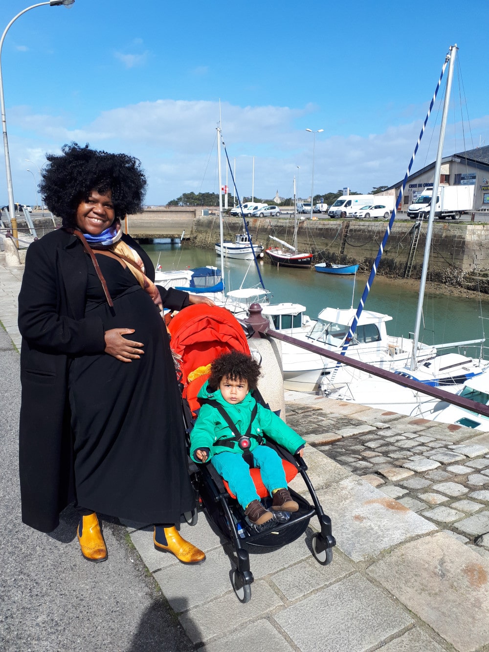 Edna enceinte et Adao sur le port